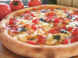 ピザ　カマンベールチーズとバジルのトマトソース