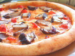 ピザ　燻製チキンとオニオンのトマトソース
