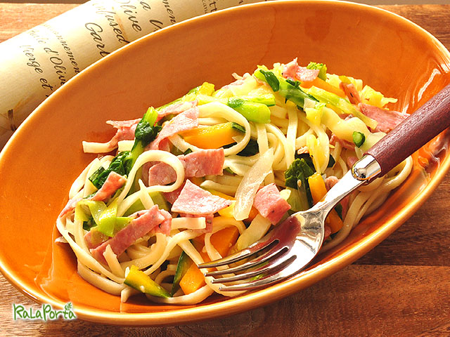 な花・野菜・しばれサラミのオリーブオイルソース　生パスタ