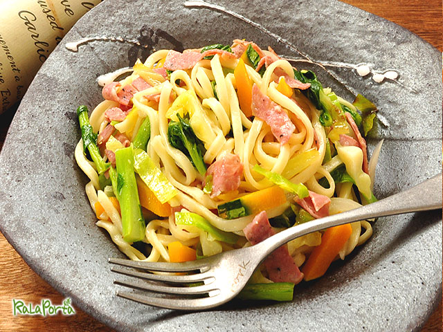 な花・野菜・しばれサラミのオリーブオイルソース　生パスタ