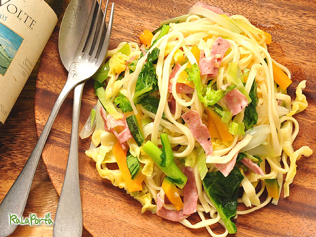 な花・野菜・しばれサラミのオリーブオイルソース　生パスタ